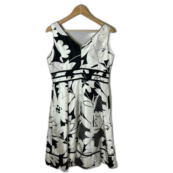 R&M Richards Ivory Black Floral V-Neck Sleeveless Fit & Flare Cocktail Dress 8 - Picture 5 of 16